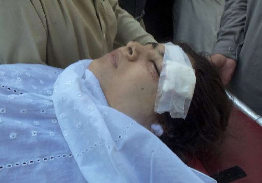 Malala entre la vie et la mort - Les talibans, délogés de sa vallée par l'armée en 2009, décident alors d'éliminer celle qu'ils accusent de véhiculer "la propagande occidentale". Le 9 octobre 2012, des islamistes font irruption dans son bus scolaire à la sortie des classes à Mingora, dans sa vallée de Swat (nord-ouest du Pakistan), et l'un d'eux demande: "qui est Malala?". Puis il lui tire une balle dans la tête. Le projectile ricoche sur le coin gauche du crâne et ressort par la nuque. Entre la vie et la mort, l'adolescente est évacuée dans un hôpital de Birmingham, en Grande-Bretagne, où elle reprend conscience six jours plus tard.