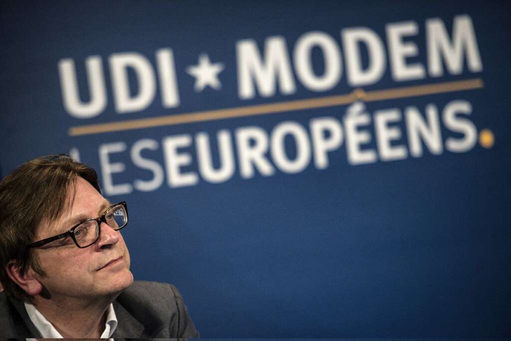 Guy Verhofstadt, le libéral belge - Fédéraliste patenté, soutenu par l'alliance centriste, "l'outsider" Guy Verhofstadt, 61 ans, plaide en faveur d'une Europe davantage intégrée. "La Commission doit utiliser pleinement son droit d'initiative", plaide le président sortant du groupe libéral au Parlement européen, qui promet, si'l devait diriger la Commission, qu'il n'appellera ni Berlin, ni Paris avant de soumettre ses propositions législatives.