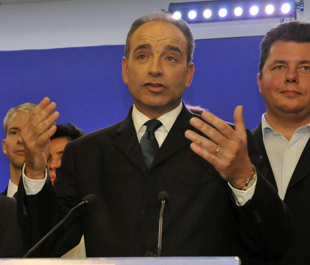 Jean-François Copé "le putchiste" - <img alt="moins" src="http://i.huffpost.com/gen/874909/thumbs/s-MOINS-mini.jpg?4" /> "Putschiste", "mafieux"... Qu'il gagne ou qu'il perde, le député-maire de Meaux s'est mis à dos la moitié de son parti en s'auto-proclamant président de l'UMP dès dimanche soir alors que les résultats n'étaient pas acquis. Tout comme son rival François Fillon, la guerre des nerfs pourrait lui coûter cher lors de la primaire de 2016.
