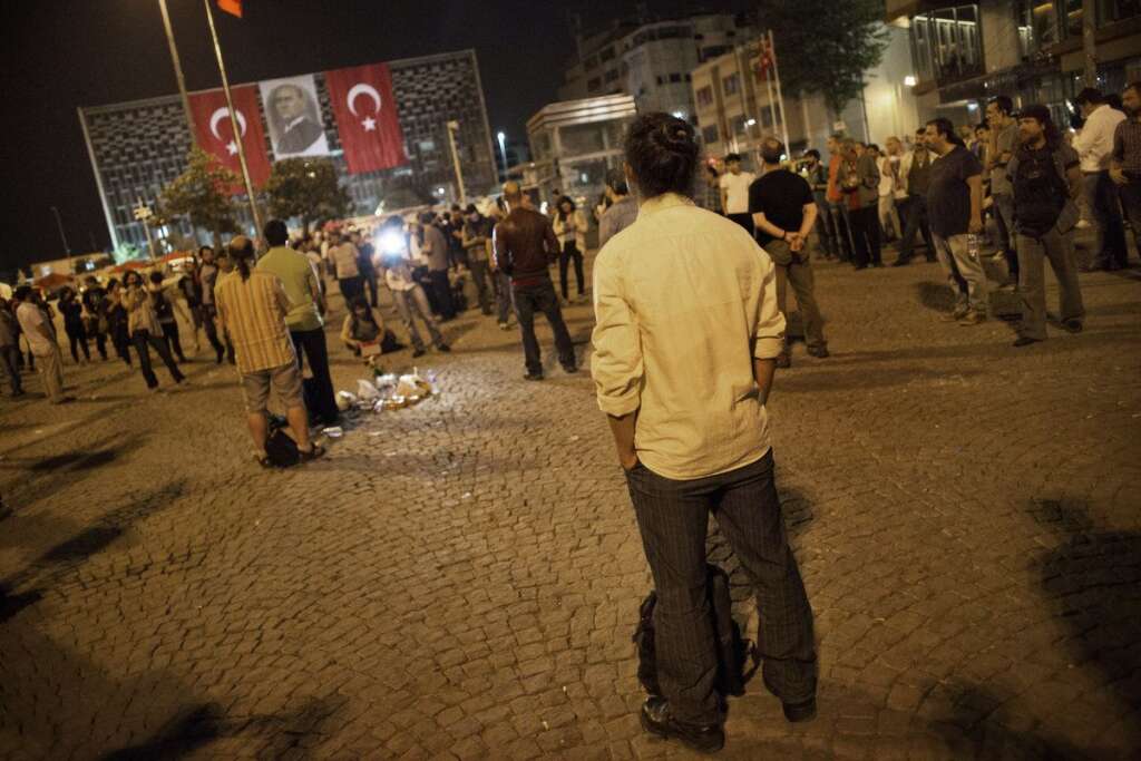 Duran Adam - Erdem Gündüz, sur la place Taksim à Istanbul le 17 juin 2013.