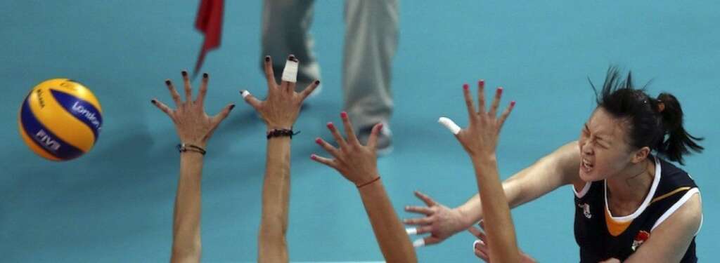 La china Hui Ruoqi contra la barrera turca de volley femenino -