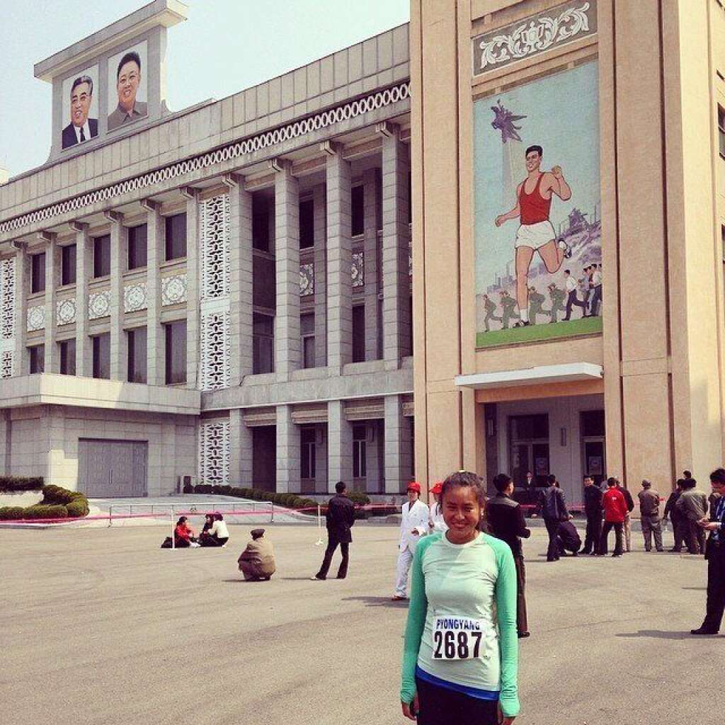 - "La fois où j'ai couru dans les rues de #pyongyang sans guide parmi 800 coureurs (parmi lesquels 200 étranges) pour le marathon de #pyongyang", commente la jeune femme sur son compte Instagram. Une chaleur humaine et une curiosité fascinante dans les rues, c'était très étrange de saluer et de courir tout le marathon comme si j'étais la chose la plus étrange qu'ils n'aient jamais vu."