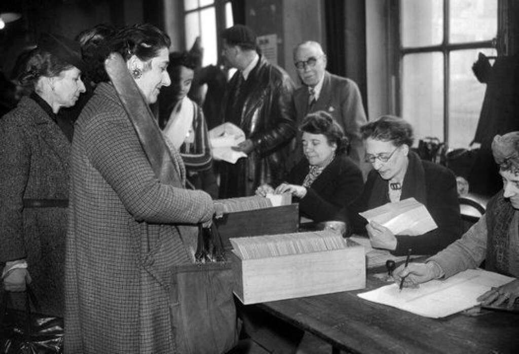 21 avril 1944 - Les femmes obtiennent le droit de vote - Les femmes votent pour la première fois lors du premier tour des élections municipales le 29 avril 1945. C'est en 1944, sous De Gaulle, que l'Assemblée Consultative d'Alger adopte le principe du droit de vote des femmes.Il leur a été accordé par l'ordonnance du 21 avril 1944.  La France avait parmi les premiers pays à établir le suffrage universel masculin en 1848, les femmes auront dû patienter près d'un siècle.