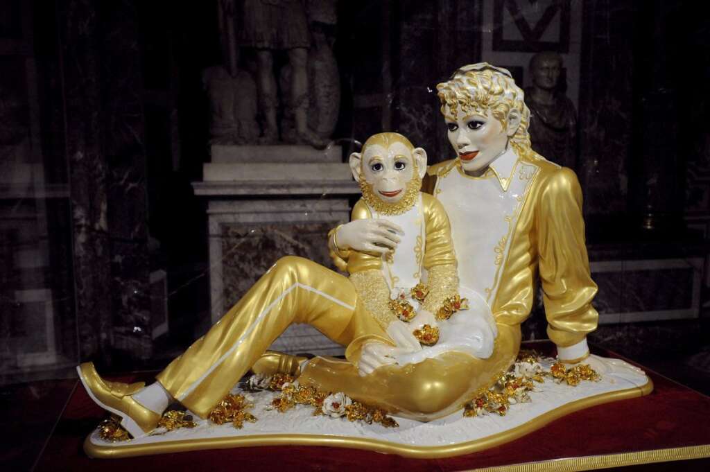 Michael Jackson et Bubbles - Une sculpture de Jeff Koons dans le salon de Vénus au château de Versailles.