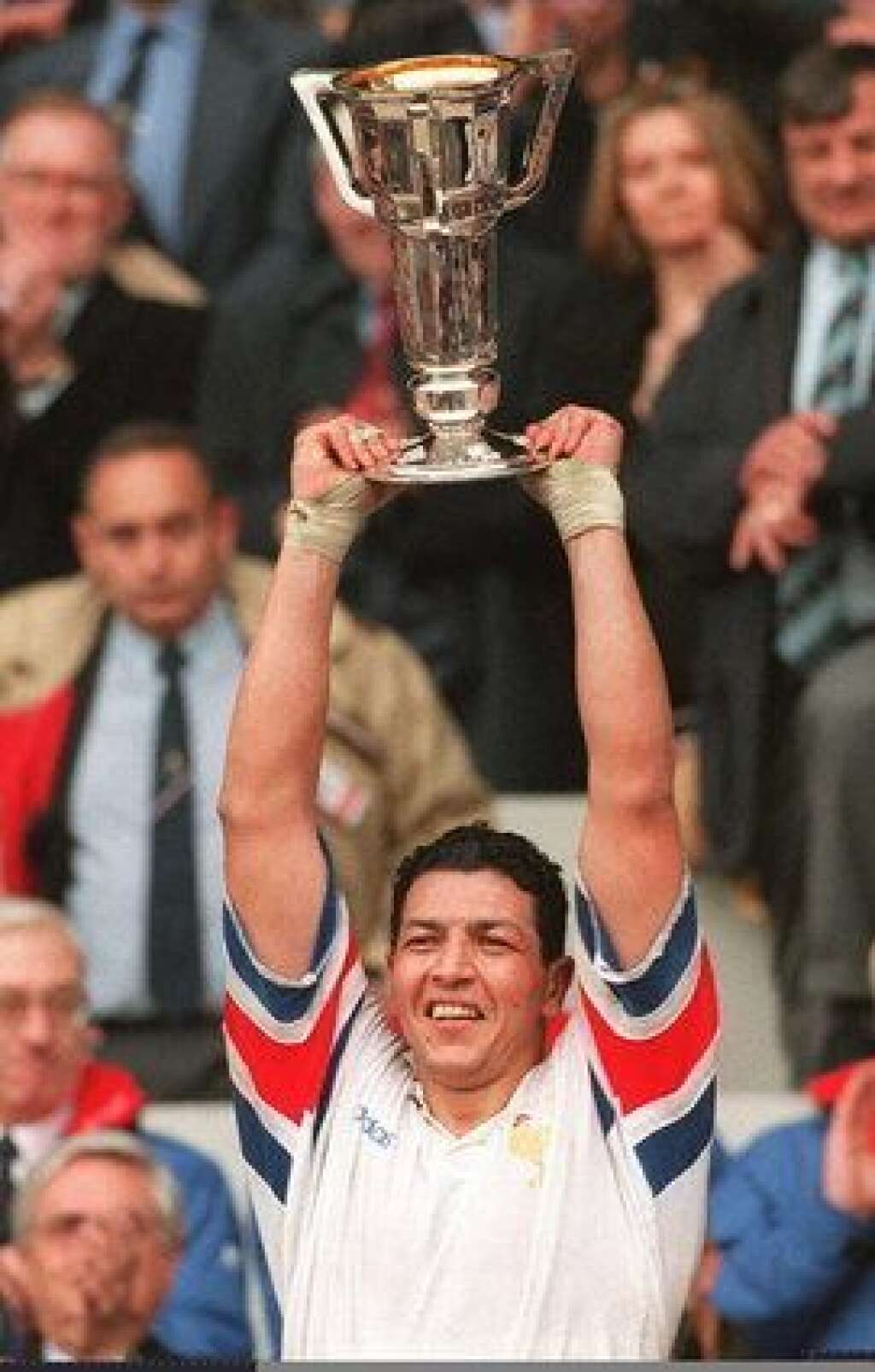 Abdelatif Benazzi - L'ancien joueurs du XV de France de rugby n'aurait jamais dû revêtir le maillot frappé du coq. Né au Maroc en 1968, il a joué pour son pays d'origine avant d'être naturalisé français quelques mois plus tard afin de pouvoir disputer la coupe du monde 1991. Cinq ans plus tard, il est nommé capitaine des Bleus.