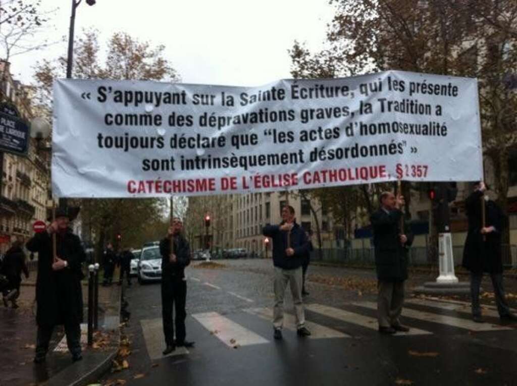 - <blockquote class="twitter-tweet"><p>"Les actes d'homosexualité sont intrinsèquement désordonnés" <a href="https://twitter.com/search/%23Civitas">#Civitas</a> <a href="http://t.co/WUA59PDh" title="http://twitter.com/VincentDanie_l/status/270157102432010241/photo/1">twitter.com/VincentDanie_l…</a></p>— Vincent Daniel (@VincentDanie_l) <a href="https://twitter.com/VincentDanie_l/status/270157102432010241" data-datetime="2012-11-18T13:30:47+00:00">November 18, 2012</a></blockquote> <script src="//platform.twitter.com/widgets.js" charset="utf-8"></script>