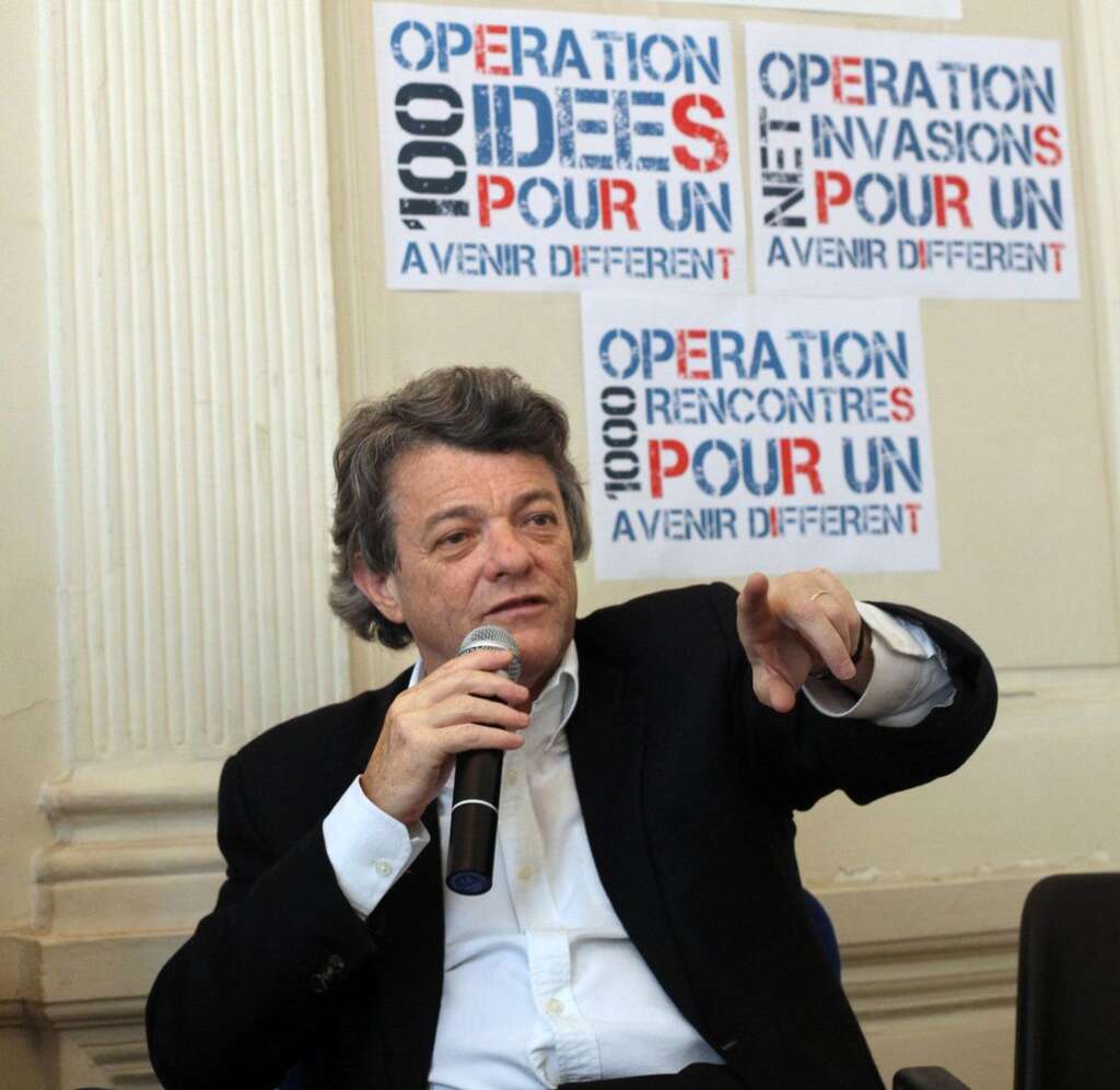 Avril 2011: la rupture de Borloo - Annoncé comme successeur de François Fillon à Matignon, Jean-Louis Borloo, président du Parti radical, parti associé de l'UMP, rompt avec le parti majoritaire. Déchirée entre son aile droite et les centristes, l'UMP de Jean-François Copé tente d'éviter l'implosion.