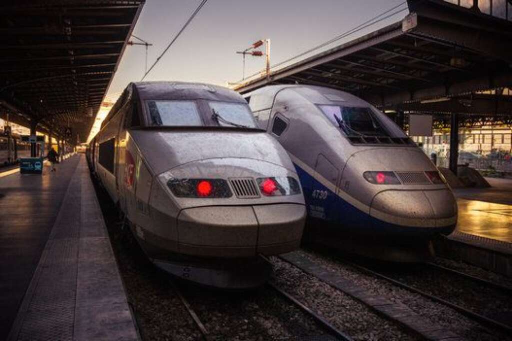 SNCF - Entrée en vigueur de la réforme ferroviaire, qui crée, entre autres, deux établissements: l'opérateur ferroviaire SNCF Mobilités et SNCF Réseau, en charge de l'infrastructure regroupant notamment Réseau ferré de France (RFF).