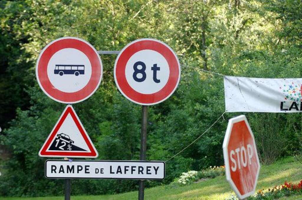 Vizille (2007) : 26 morts - Le 22 juillet 2007, un autocar polonais chute de la rampe de Laffrey, au même endroit que les accidents de 1973 et 1975. 26 pèlerins sont tués.
