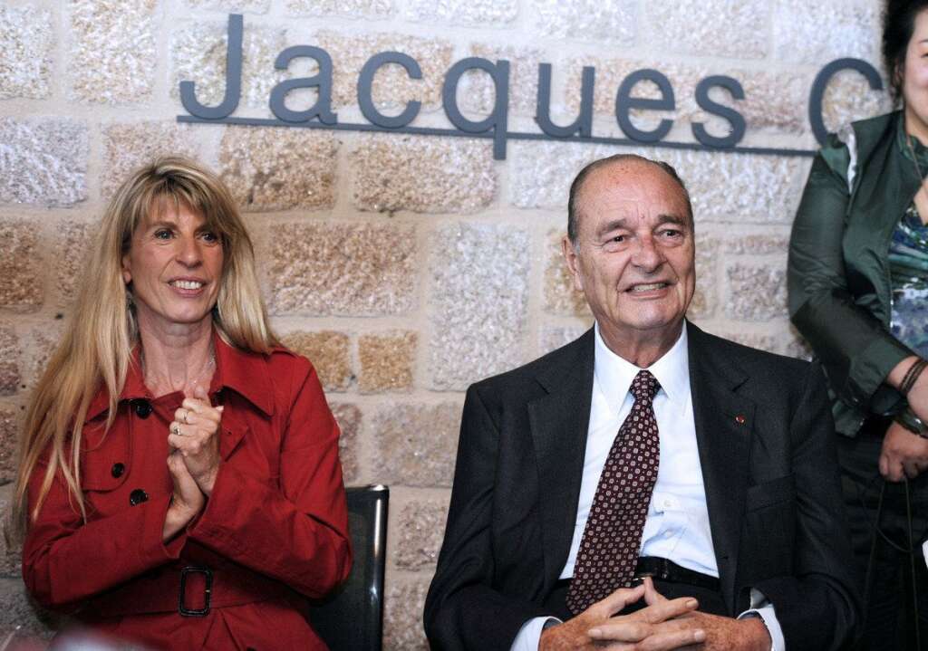 3 mars - Sophie Dessus - Députée de Corrèze depuis 2012 (elle avait succédé à François Hollande), Sophie Dessus est décédé des suites d'un cancer à l'hôpital de Limoges. Maire d'Uzerche depuis 2001, elle restait associée à Jacques Chirac après qu'une de leur discussion a été immortalisée par les caméras du "Petit Journal" en plein discours de Bernadette Chirac.  <strong>» Lire notre article complet <a href="http://www.huffingtonpost.fr/2016/03/03/sophie-dessus-deputee-socialiste-disparation_n_9375894.html" target="_blank">en cliquant ici</a></strong>