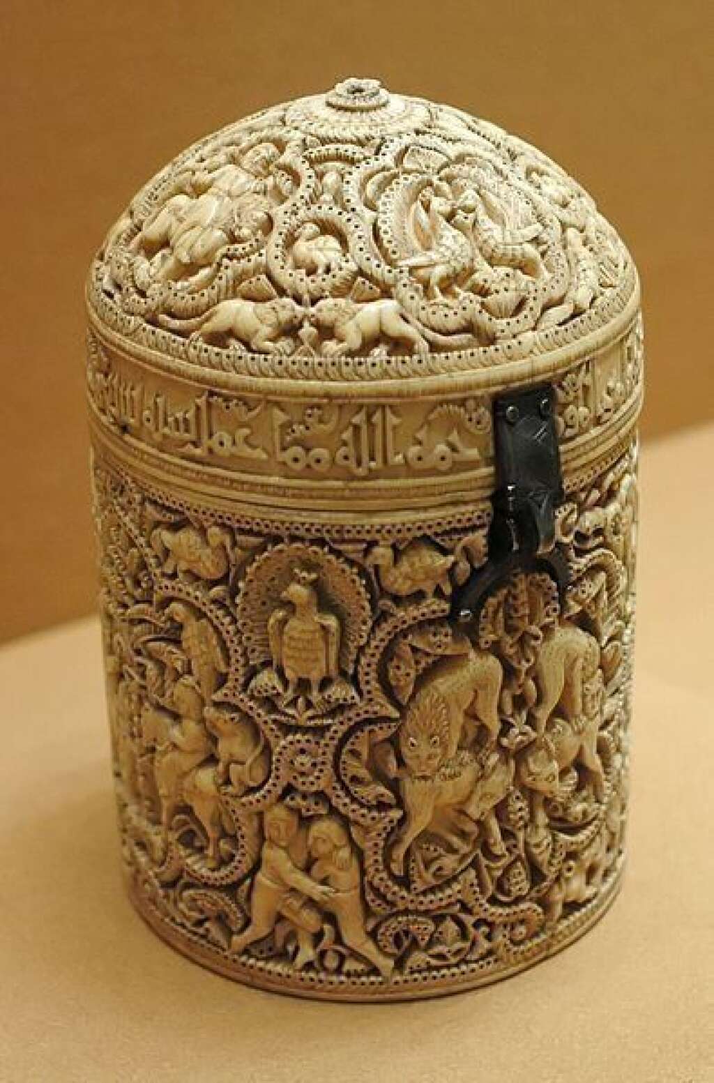 Musée du Louvre: Arts de l'Islam - <strong>Pyxide</strong> au nom du prince Al-Mugẖīra, fils du calife 'Abd al-Rahman III.   <em>Espagne, atelier de la cour de Madīnat al-Zahra (près de Cordoue), 968. Ivoire d'éléphant sculpté et gravé.</em>