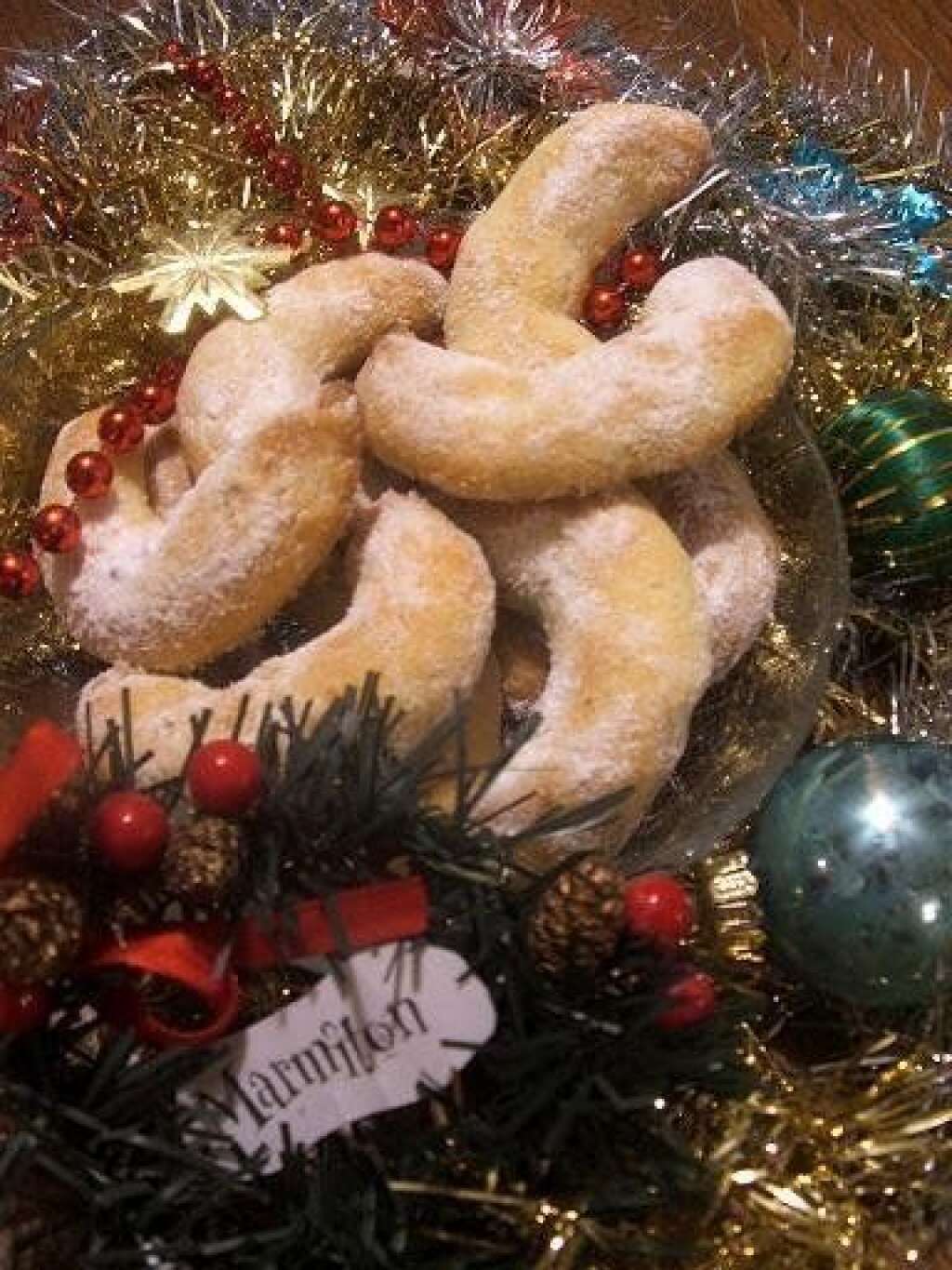 Biscuits de Noël aux noisettes (Nüsskipfel) - <a href="http://www.marmiton.org/recettes/recette_biscuits-de-noel-aux-noisettes-nusskipfel_43155.aspx">Voir la recette sur Marmiton.</a>
