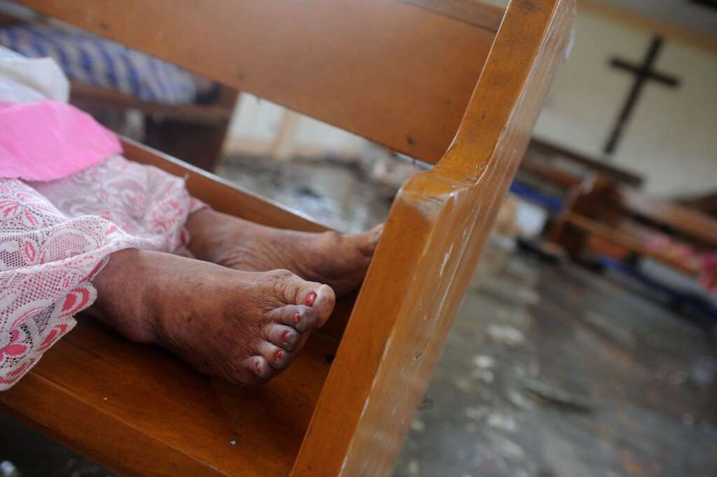 Un cadavre dans une chapelle près de l'aéroport de Tacloban - Le 9 Novembre 2013.