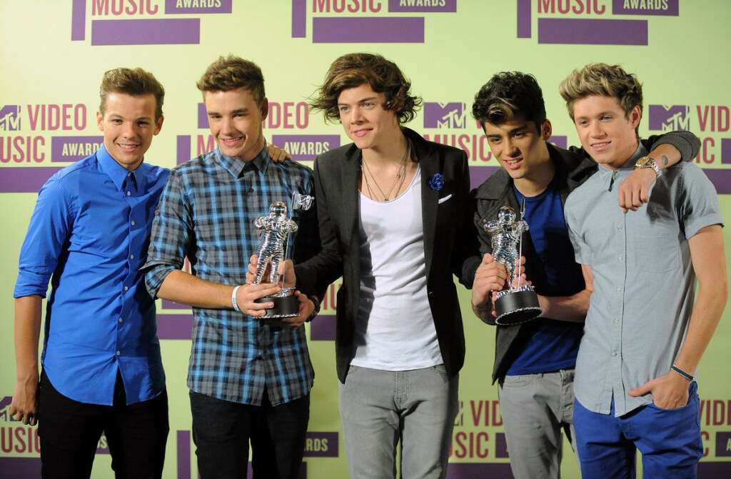 Louis Tomlinson, Liam Payne, Harry Styles, Zayn Malik, Niall Horan, - Members of the British band One Direction, from left, Louis Tomlinson, Liam Payne, Harry Styles, Zayn Malik and Niall Horan pose backstage with their awards at the MTV Video Music Awards on Thursday, Sept. 6, 2012, in Los Angeles. (Photo by Jordan Strauss/Invision/AP)