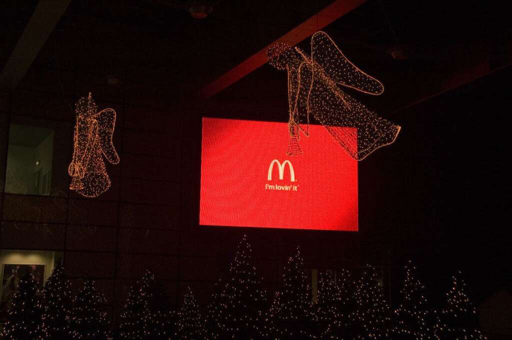 Ses employés travaillent à Noël - Depuis quelques années, McDonald's conseille vivement à ses franchises de rester ouvertes le jour de Noël. Un travail qui n’aurait même pas été rémunéré en heures supplémentaires l’année dernière.