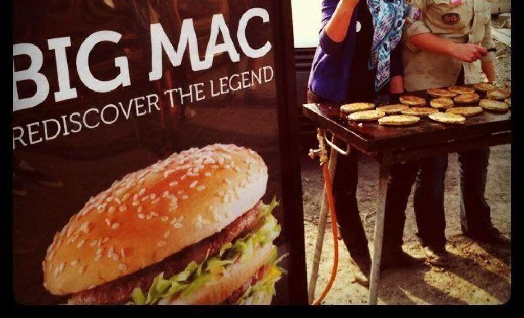 ... un Big Mac? +11 centimes - Imposé à 7%, le célèbre hamburger est vendu en moyenne 3,75 euros à l'unité en France. Avec la TVA à 10% qui s'appliquera le 1er janvier 2014, le Big Mac verra son prix passer à 3.86 euros en moyenne, hors inflation.