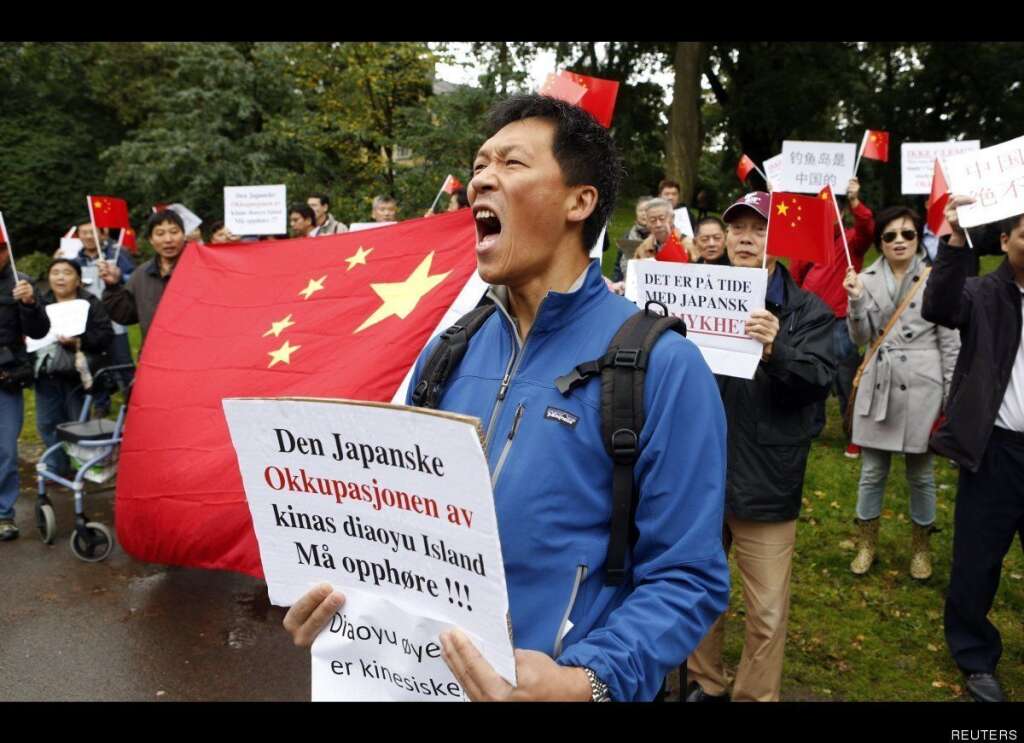 - Manifestation japonaise devant l'ambassade du Japon en Norvège, à Oslo le 18 septembre 2012.