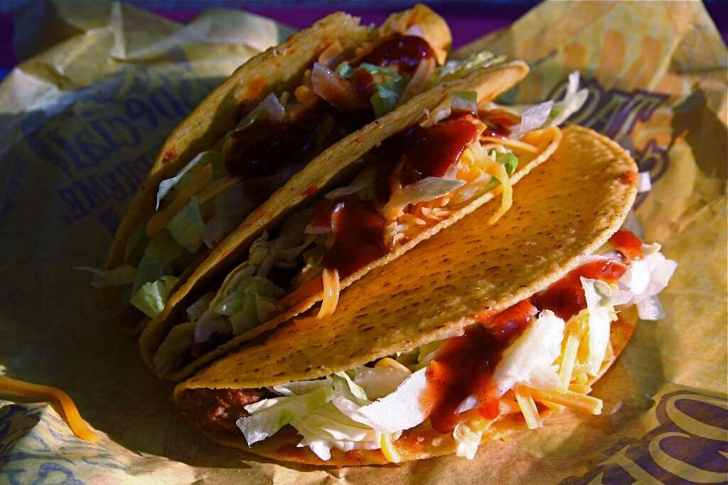 Mangez avec les mains - A Mexico, ne faites pas l'affront de manger votre tacos avec un couteau et une fourchette! On vous concède que réussir à manger un tacos proprement de la sorte relève de l'exploit, mais <a href="http://grut.org/travelblog/2012/04/art-manger-tacos" target="_blank">certaines techniques</a> --et de l'expérience-- permettent de s'en sortir sans trop de dégâts. Et surtout, si vous croisez le regard de quelqu'un qui mange, ne manquez pas de lui dire "provecho" (l'équivalent de bon appétit).
