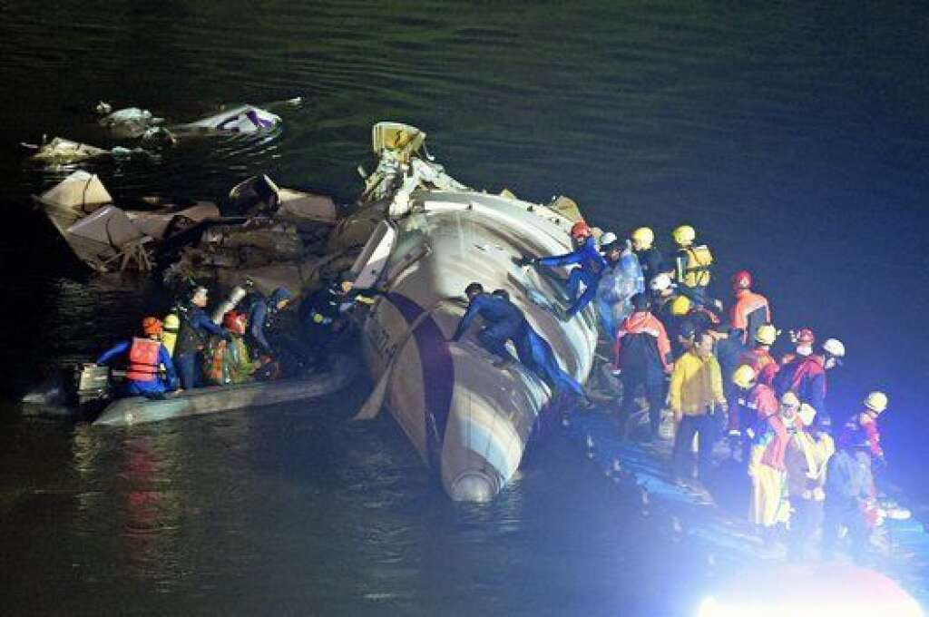 Rescuers check the wreckage of the TransAsia ATR 72-600 on the Keelung river at New Taipei City on February 4, 2015.  At least 23 people were killed when a passenger plane operated by TransAsia Airways clipped an overpass soon after take-off and plunged into a river in Taiwan, the airline's second crash in seven months.   AFP PHOTO / SAM YEH        (Photo credit should read SAM YEH/AFP/Getty Images)