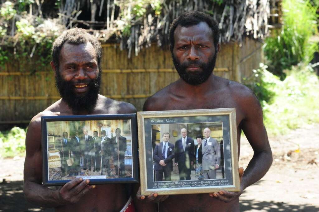 Le culte du prince Philip - Avez-vous déjà pensé que le prince Philip, duc d’Édimbourg, mari de la Reine d'Angleterre, était un être divin? Vous, non, mais <a href="http://listverse.com/2009/09/10/10-extremely-weird-religions/" target="_blank">quelques tribus du sud-ouest de l'île de Tanna au Vanuatu, oui</a>.  Ils croient que le prince Philip est le fils de l'esprit de la montagne, qui a traversé les océans pour aller se marier à une puissante femme, avant de revenir à sa terre d'origine.  Qu'en pense Buckingham?  Le prince Philip aurait envoyé quelques cadeaux, en 1978, aux habitants du village de Yaohnanen: une photo dédicacée et des pipes en terre, reçues avec plaisir. Il faut dire qu'il y a plus déplaisant que d'être pris pour une divinité.