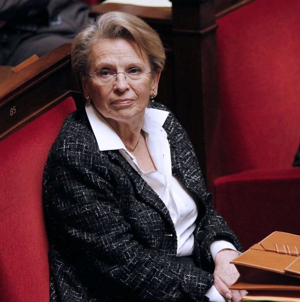 MAM (UMP), symbole d'une page qui se tourne - Tout comme François Bayrou, lui aussi éliminé dans les Pyrénées-Atlantiques, Michèle Alliot-Marie conservait son siège de députée depuis en 1986. Elle a finalement été battue à Biarritz (6ème) par Sylviane Alaux (51,62%).  Cette défaite pourrait donner un coup d'arrêt aux ambitions de l'ancienne ministre UMP, évincée du gouvernement après ses vacances controversées en Tunisie au début du Printemps arabe.