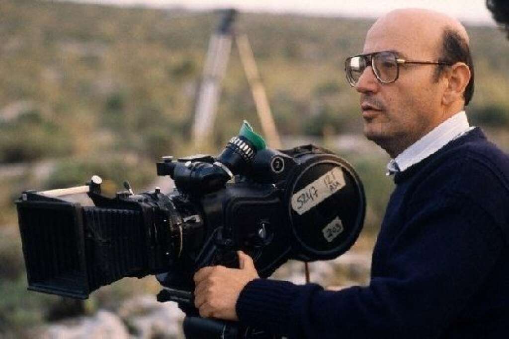 Théo Angelopoulos - Le cinéaste grec <a href="http://www.huffingtonpost.fr/jerome-clement/la-mort-dangelopoulos-est_b_1241393.html">est mort à l'âge de 76 ans</a>. Après avoir été critique de films entre 1964 et 67 avant de passer à la réalisation de longs métrages. Palme d'or à Cannes avec <em>L'Éternité et Un Jour</em> en 1998.
