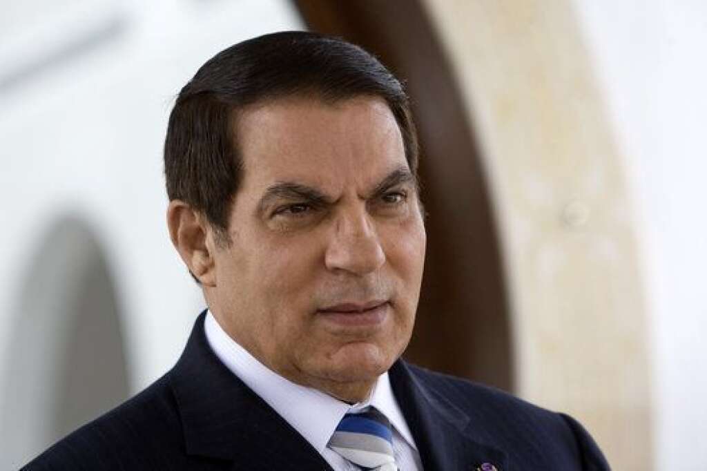 Zine el-Abidine Ben Ali - Tunisie - En 1987, Zine el-Abidine Ben Ali remplace Habib Bourguiba à la tête de l'Etat, jugé inapte à assumer ses fonctions pour raison de santé.   En 1989 commence le premier d'une longue série de mandats présidentiels. Ben Ali est en effet réélu en 1994 et 1999. Afin de pouvoir de rester président, il fait modifier la constitution en 2002 en prévision de l'élection de 2004. La réforme constitutionnelle lève la limite des mandats et passe à 75 ans l'âge maximal pour se porter candidat.   Réélu en 2009, Ben Ali sera écarter du pouvoir le 14 janvier 2011 par les Tunisiens.   Photo: Zine el-Abidine Ben Ali, 1er mai 2008