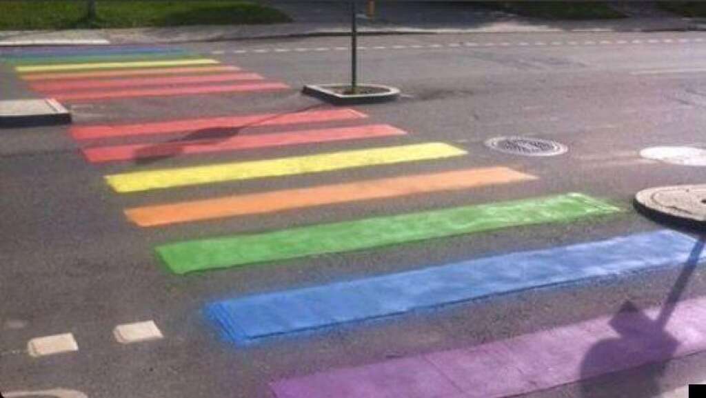 Des peintres de passages piétons - Certains ont eu une idée haute en couleur pour contester les lois contre les homosexuels promulguées par Vladimir Poutine.  Pour se rendre à l'ambassade de Russie en Suède, il n'y a maintenant pas d'autre moyen que de traverser un passage piéton repeint aux couleurs de l'arc-en-ciel, symbole de la communauté LGBT.  <a href="http://www.huffingtonpost.fr/2013/08/12/jo-sotchi-2014-passage-pieton-ambassade-russe-repeint-couleurs-arc-en-ciel-international_n_3742464.html" target="_blank">EN LIRE PLUS</a>