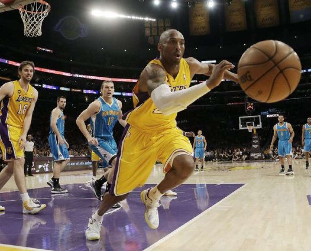 Les 10 sportifs les mieux payés en 2015 - Kobe Bryant clôture le top 10 du classement Forbes. Le basketteur des Lakers arrive en 10ème position, avec 49.5 millions de dollars.