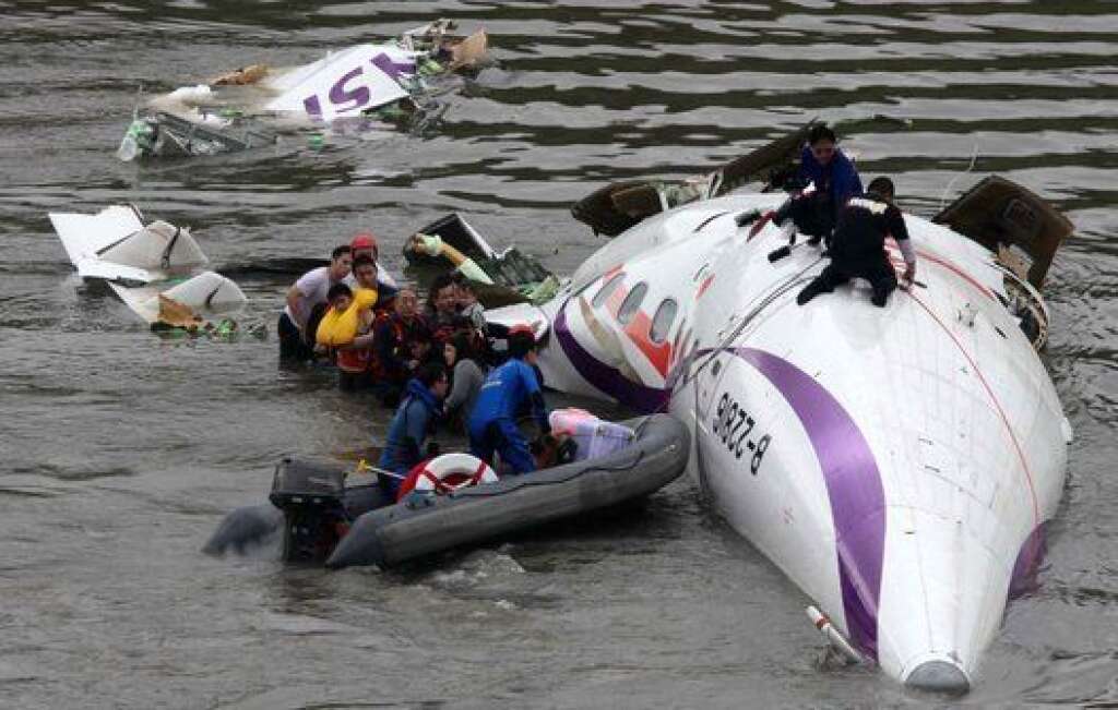TAIWAN, CHINA -FEBRUARY 04: (CHINA MAINLAND OUT)TransAsia Airways GE-235 airline drops into Keelung River and the firefighters are rescuing the passengers on 04th February, 2015 in Keelung, Taiwan, China.(Photo by TPG/Getty Images)