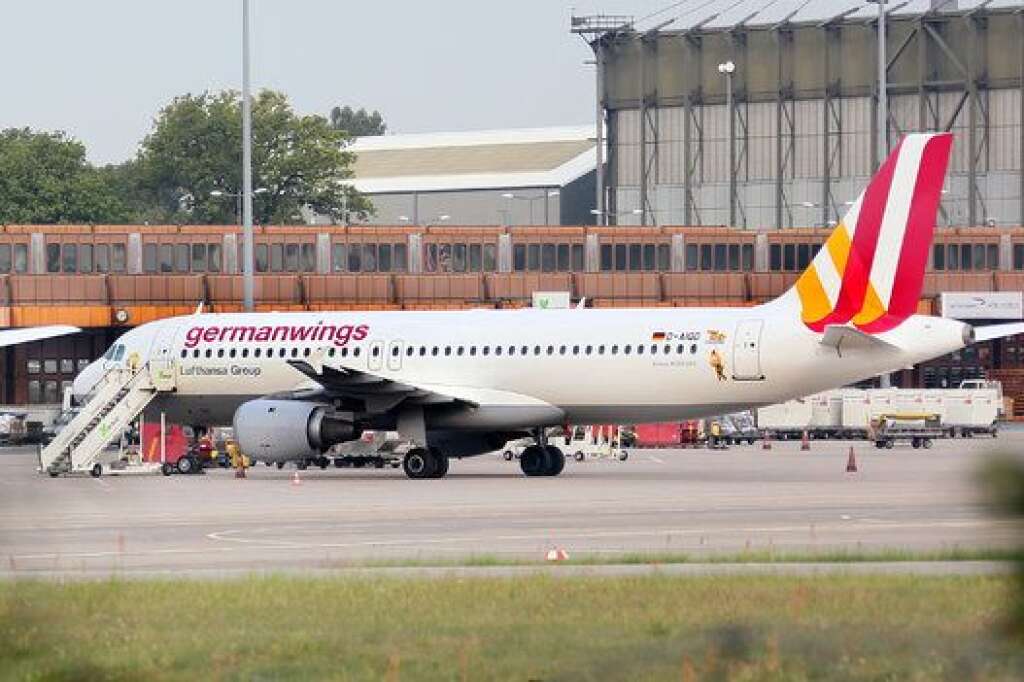 Le crash de l'A320 Germanwings (24 mars 2015) - Dans la matinée du mardi 24 mars, un Airbus A320 s'est écrasé dans les Alpes-de-Haute-Provence, à hauteur du massif des Trois-Evêchés. L'avion de la compagnie Germanwings, filiale de Lufthansa, effectuait la liaison Barcelone-Düsseldorf. Les autorités ont rapidement annoncé qu'il n'y avait aucun survivant.