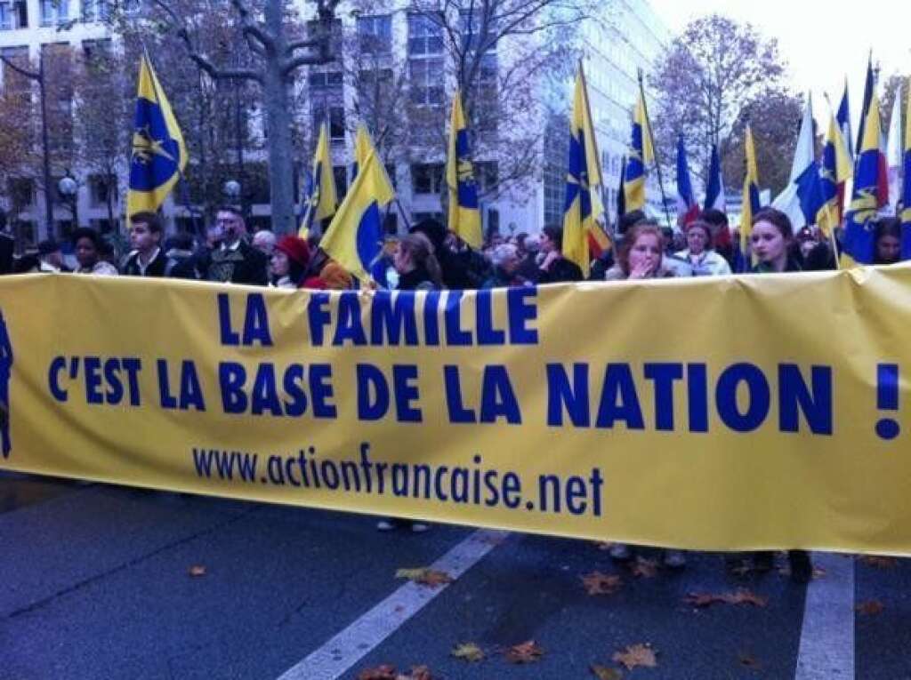 - <blockquote class="twitter-tweet"><p>"La famille c'est la base de la nation",Action française <a href="https://twitter.com/search/%23Civitas">#Civitas</a> <a href="http://t.co/sHUFh8i6" title="http://twitter.com/VincentDanie_l/status/270161144138854400/photo/1">twitter.com/VincentDanie_l…</a></p>— Vincent Daniel (@VincentDanie_l) <a href="https://twitter.com/VincentDanie_l/status/270161144138854400" data-datetime="2012-11-18T13:46:51+00:00">November 18, 2012</a></blockquote> <script src="//platform.twitter.com/widgets.js" charset="utf-8"></script>
