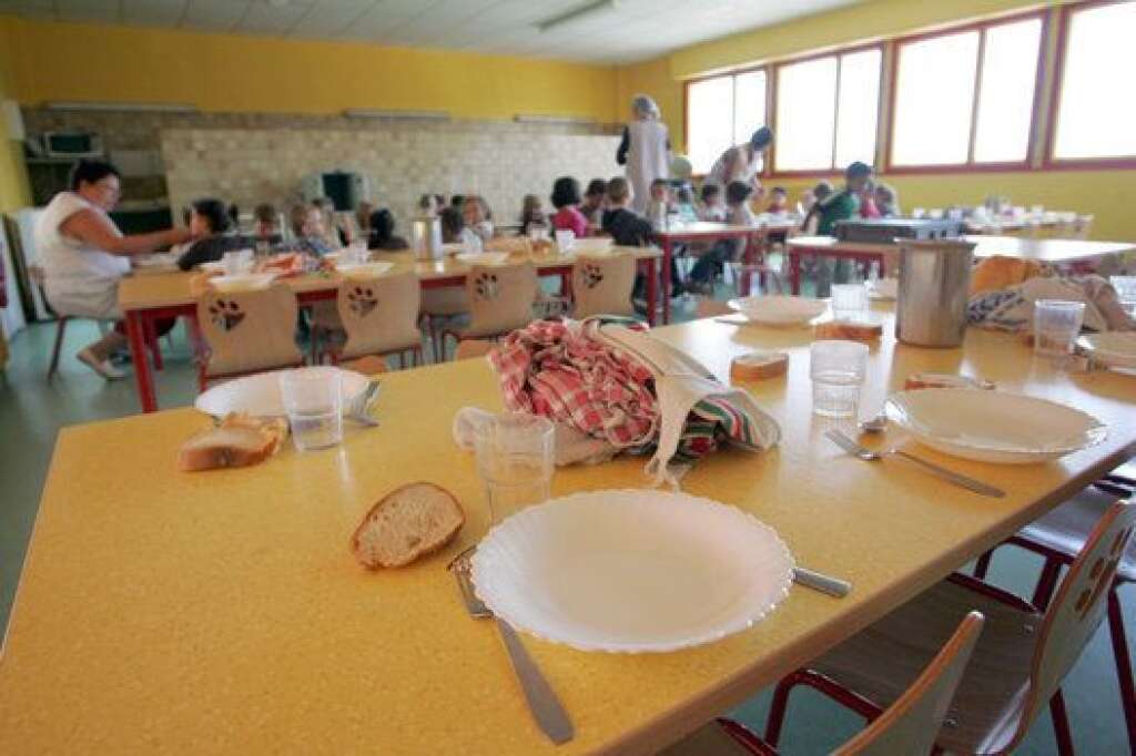 Pas de repas halal dans les cantines municipales - Emboîtant le pas de Marine Le Pen, le nouveau maire de Béziers annonçait le 5 avril qu'il "n'y aura pas de repas halal dans les cantines municipales". Une annonce au nom de la laïcité à l'école qui ne changeait strictement rien au fonctionnement des cantines de la ville : ni à Béziers ni dans aucune autre ville dirigée par le FN ne sont proposés des menus halal dans les cantines scolaires. Toutes proposaient déjà des repas avec du porc et des menus de substitution pour les enfants qui n'en mangeraient pas.