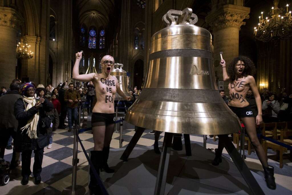 Contre l'église catholique - Ce happening dans la cathédrale Notre-Dame de Paris a fait scandale.