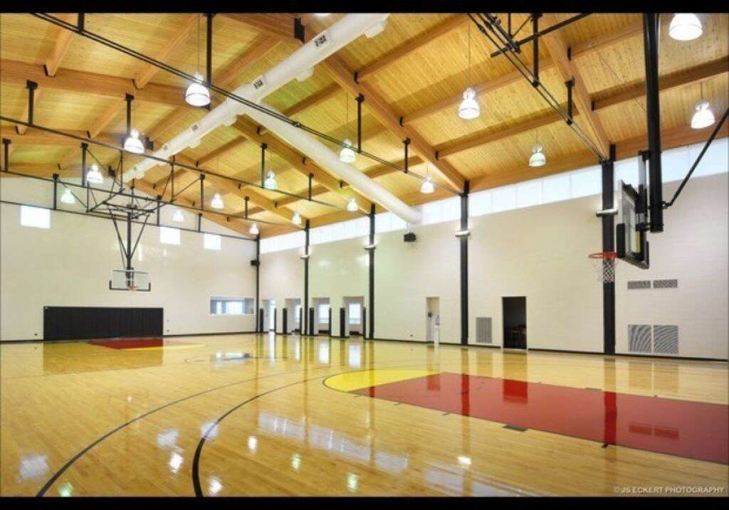 Michael Jordan - Le champion de la NBA a fait construire sur mesure cette maison de 5.500 mètres carrés. Elle offre 9 chambres, 15 salles de bain, 3 garages avec climatisation, un terrain de tennis et un terrain de basket.