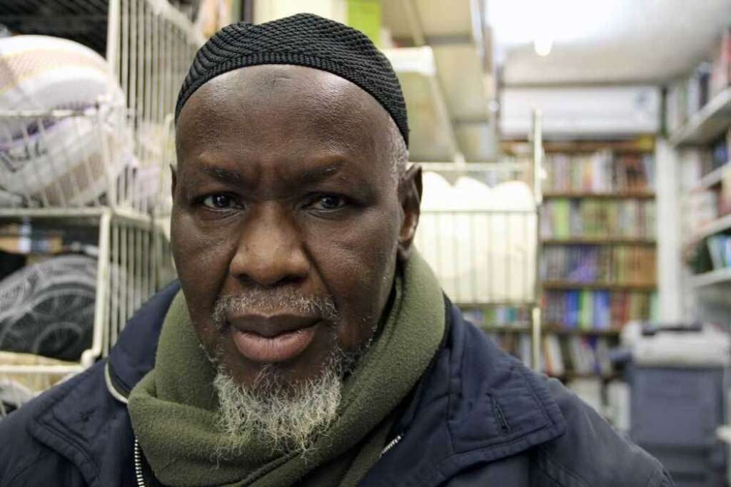 Serena Traore - Serena vit en France depuis 2002, mais il retourne régulièrement au Mali. Il y était pas plus tard qu’il y a une semaine, à Bamako, où il a vu “beaucoup de militaires” tourner dans la ville, mais dans une ambiance relativement calme, raconte-t-il. “Maintenant, c’est fini”, diagnostique Serena Traore, qui croit que les terroristes vont être “immédiatement chassés”. Ibrahim n’est pas d’accord, et même s’il ne croit pas à une guerre “longue”, il ne montre pas autant d’optimisme: ”Il ne faut pas dire que c’est fini tout de suite!” tonne-t-il, comme par peur de voir tous les espoirs de ses compagnons douchés.