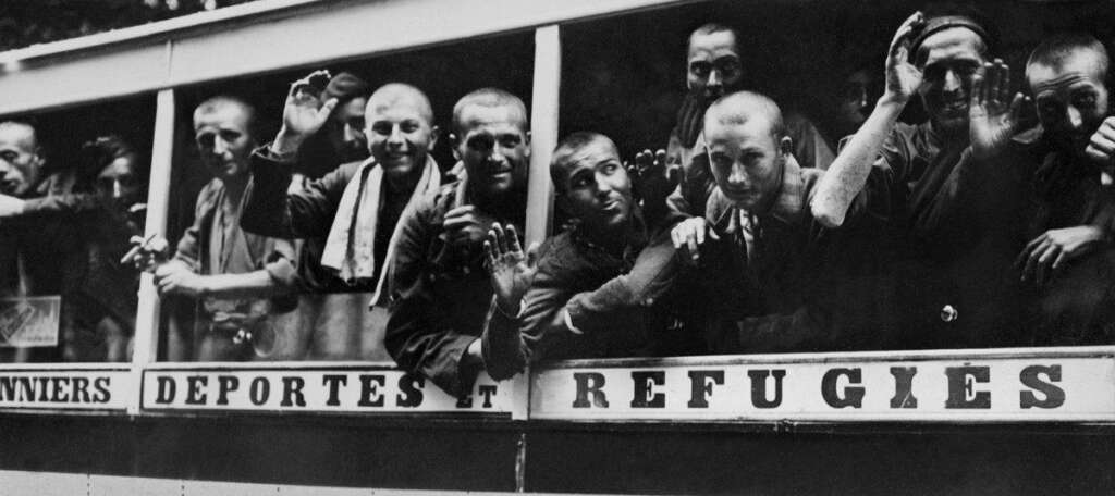 L'arrivée de déportés au Lutetia en 1945 - Des anciens déportés libérés des camps de concentration allemands, encore vêtus du vêtement rayé, arrivent dans un bus au centre de l'hôtel Lutetia à Paris au mois de mois 1945.