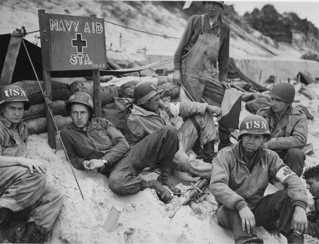 Un poste de secours sur la plage - En une journée, 156.000 soldats alliés ont été débarqués, dont 11.000 sont tués, blessés ou disparus.