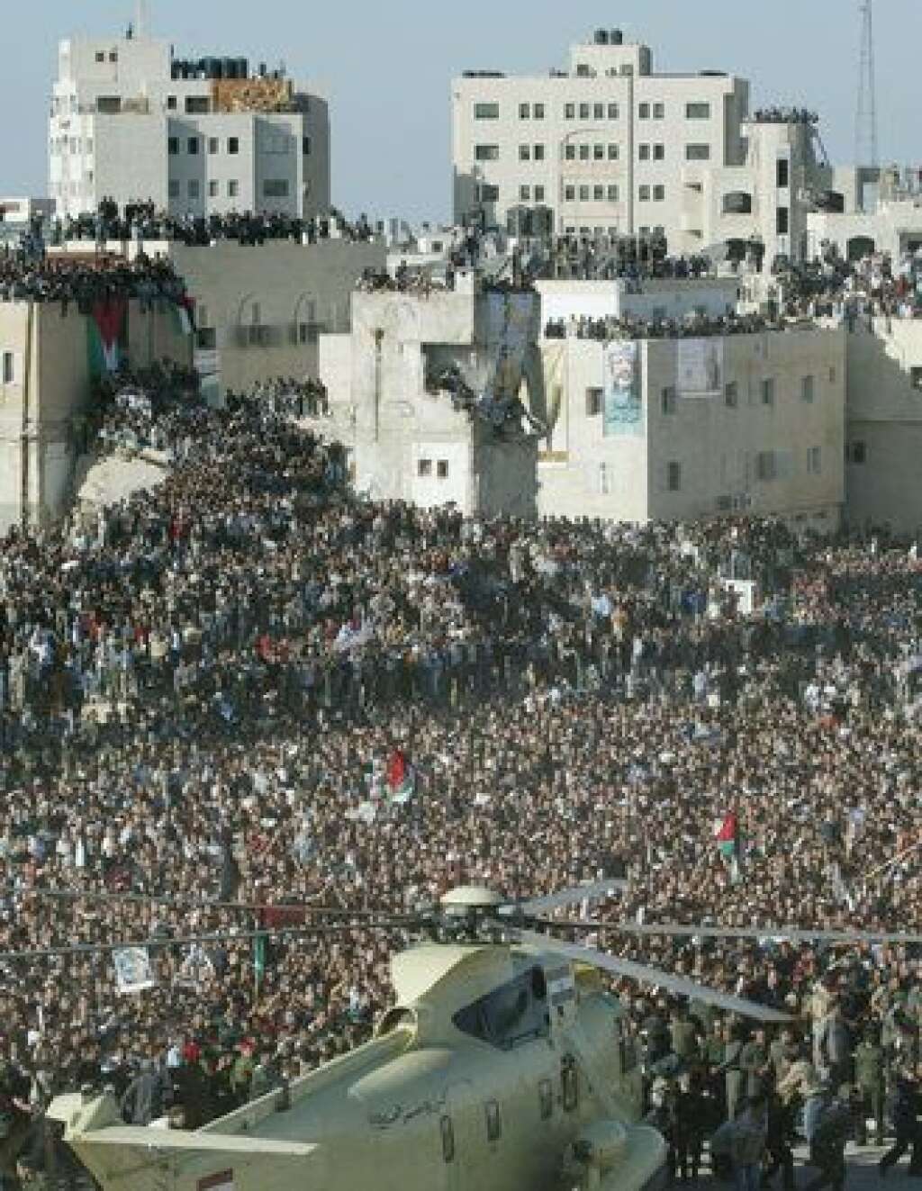 Les funérailles de Yasser Arafat - Le cercueil ainsi que les occupants ont pu finalement sortir de l’appareil après une bonne vingtaine de minutes pendant lesquelles les forces de l’ordre ont dû tirer des rafales en l’air pour tenter d’écarter la foule.