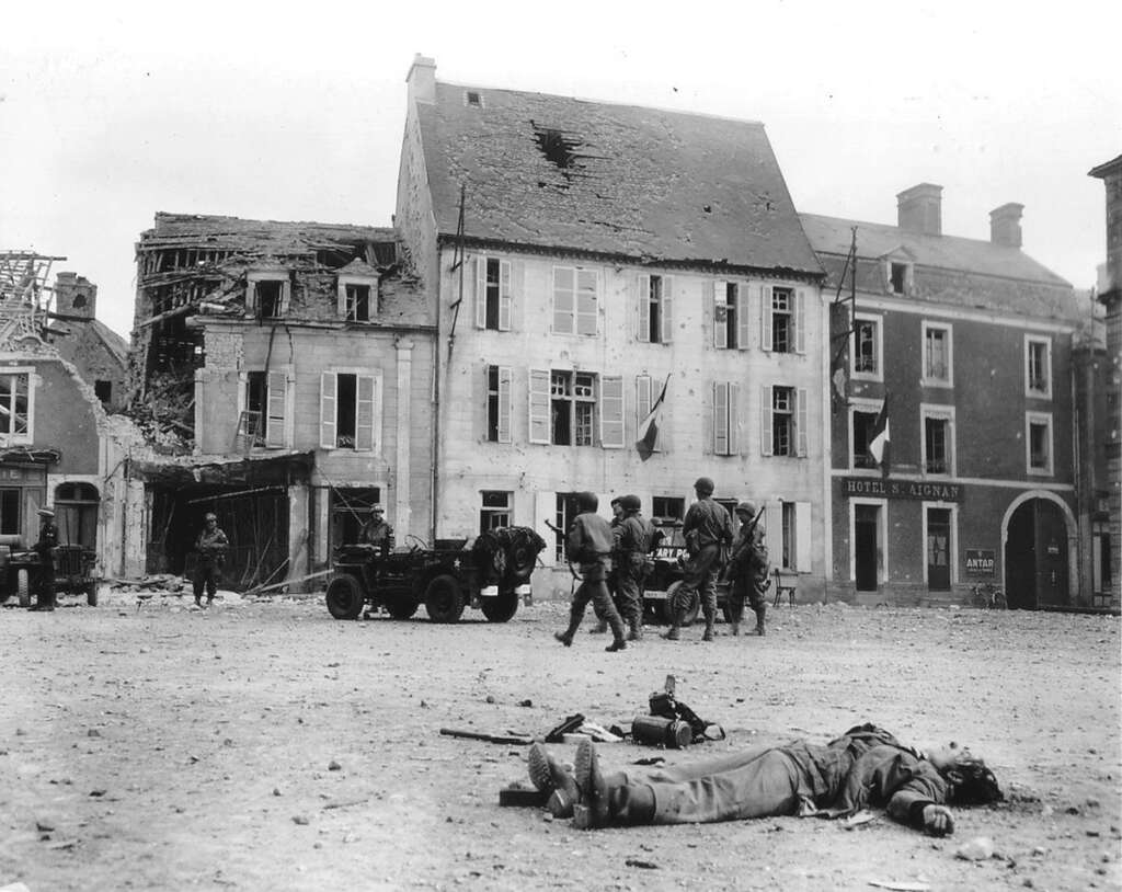 Après le Débarquement, place à la bataille de Normandie - Une fois débarqués sur les plages, les Alliés fondent sur les villages et villes de Normandie où de violents combats vont se poursuivre.