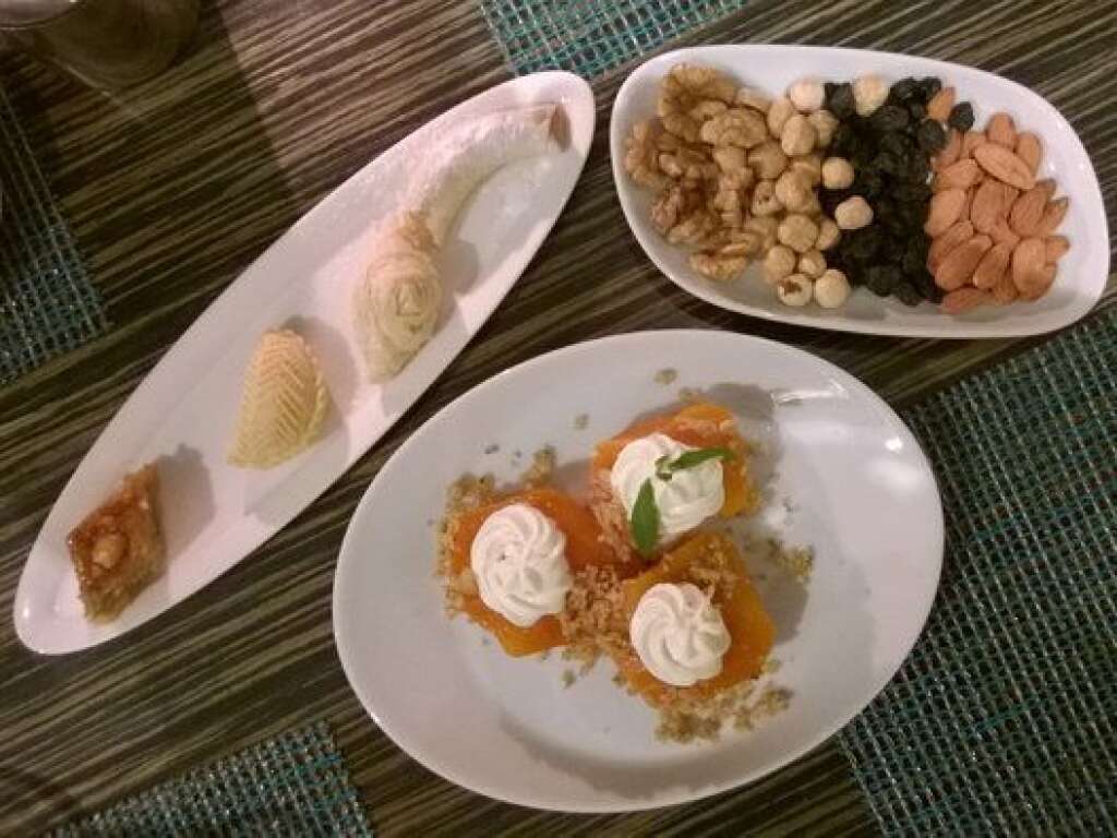 Dessert à base de citrouille accompagné de noix, de baklavas et de biscuits sablés (restaurant Sahil). -