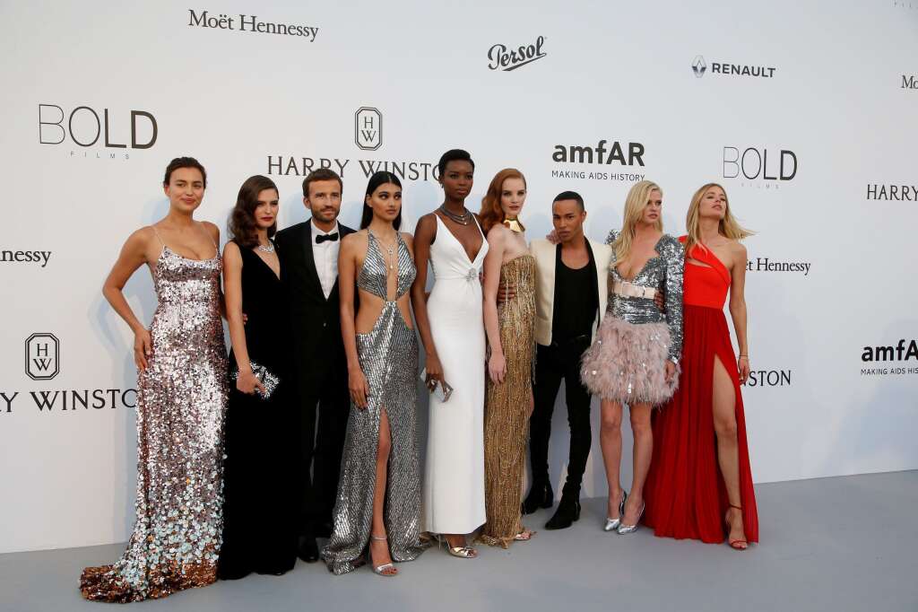 amfAR 2017 - De gauche à droite: les modèles Irina Shayk, Bianca Balti, Maria Borges, Alexina Graham, le designer Olivier Rousteing, et les modèles Lara Stone et Doutzen Kroes.