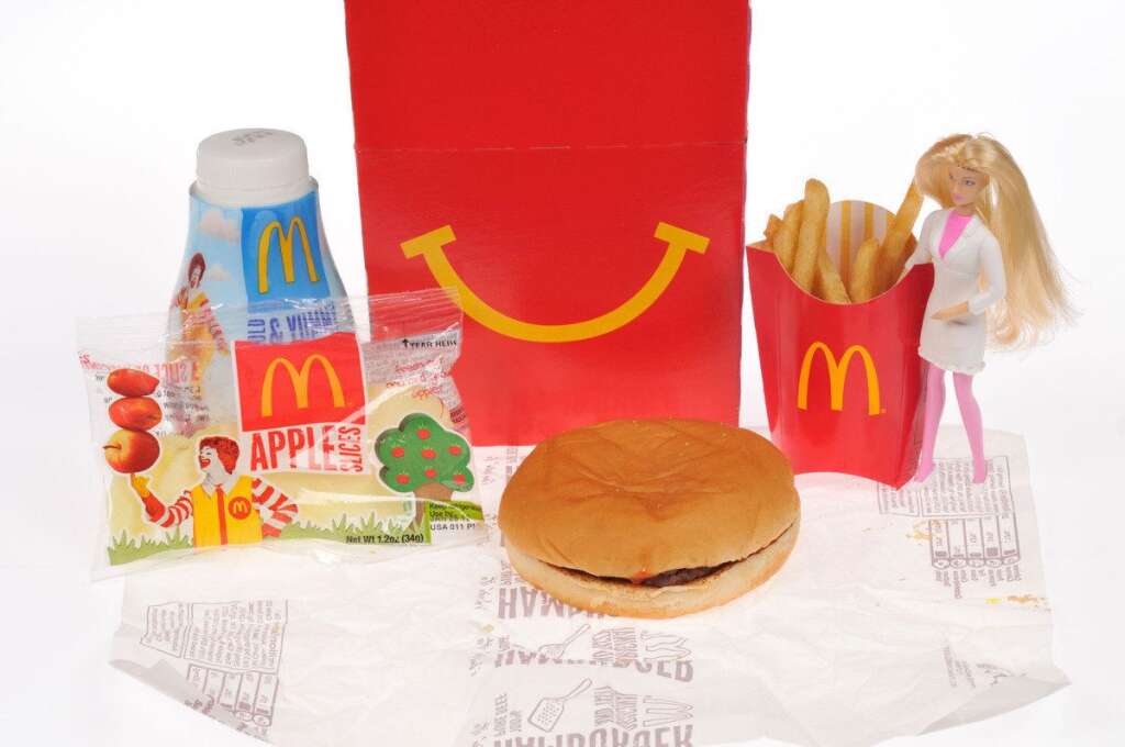 Une stratégie de communication qui vise les enfants - McDonald's a été de nombreuses fois attaqué pour ses tactiques marketing destinées aux enfants (comme le Happy Meal) dans le but d’avoir des consommateurs pour la vie. D’après le magazine <em>Time</em>, l’enseigne aurait même augmenté ce type de techniques de vente malgré les critiques qui ont plu après la sortie du documentaire <em>Super Size Me</em> en 2004. Il est estimé que l’entreprise distribue environ 1,5 milliard de jouets par an.