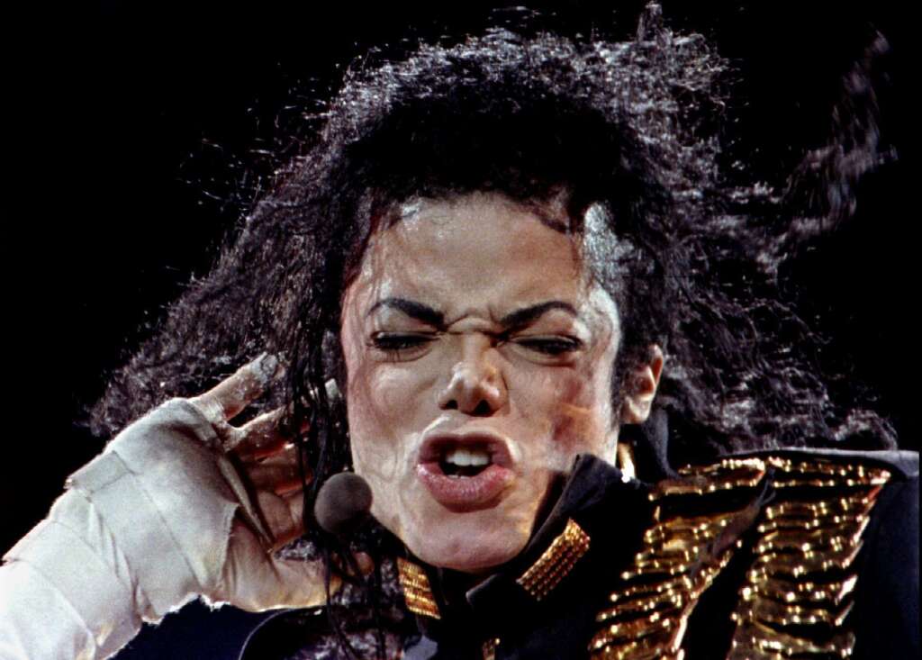 Michael Jackson, naissance d’une icône - <p><em>Du 21 novembre 2018 au 20 février 2019 au Grand Palais, à Paris. </em></p>  <p>Cette exposition lancée pour commémorer les 10 ans de la mort du roi de la pop est un hommage. </p>  <p>Initiée par la National Portrait Gallery de Londres,<i> "</i>Michael Jackson, naissance d’une icône"<i> </i>révélera à quel point l’interprète de <i>Black or White</i> est devenu, depuis le moment ou Andy Warhol a utilisé son image pour la première fois en 1982, le personnage culturel le plus représenté du monde par les artistes contemporains de renom.</p>  <p>Car au-delà de sa popularité, il est l’un des personnages les plus influents des 50 années passées: son impact, son héritage et les questions qu’il a soulevées sur la race, le sexe, la célébrité sont toujours aussi puissantes aujourd’hui.</p>  <p>Établie chronologiquement, cette exposition pourra ainsi dévoiler la métamorphose de Michael Jackson, depuis les Jackson 5 jusqu'à sa disparition. </p>