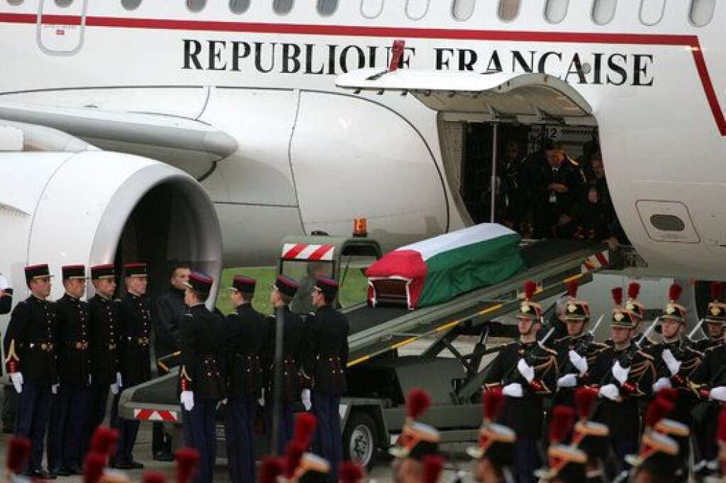Les funérailles de Yasser Arafat - Le 11 novembre, une cérémonie d’hommage à la dépouille de Yasser Arafat est organisée sur la base militaire de Villacoublay (Yvelines). Le cercueil recouvert du drapeau palestinien est extrait de l’hélicoptère militaire qui a transporté le corps depuis l’hôpital militaire de Clamart. Porté par six gardes républicains, il est ensuite disposé sur le tarmac, devant une foule d’officiels comprenant notamment le Premier ministre français Jean-Pierre Raffarin.