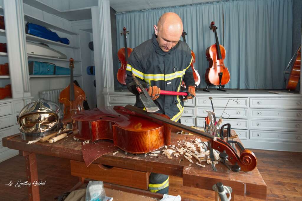 Calendrier Pompiers Rennes 2019 - En décembre, on accorde son instrument de musique chez le luthier.