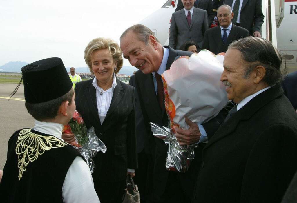 Jacques Chirac à Alger en 2003 - 2-4 mars 2003: Visite d'État "historique" de Jacques Chirac à Alger. Signature de la "Déclaration d'Alger" prévoyant un "partenariat" politique, économique et culturel renforcé. En juin, reprise des vols d'Air France vers l'Algérie, interrompus en décembre 1994 après une prise d'otages sanglante.