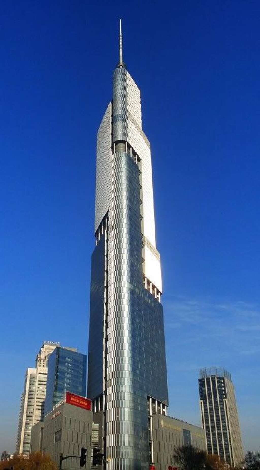 2. La Zifeng Tower de Nankin (Chine) - Hauteur totale : 450 m Hauteur du plus haut étage occupé : 317 m Hauteur non occupée: 133 m, soit 30% de la hauteur de l'immeuble
