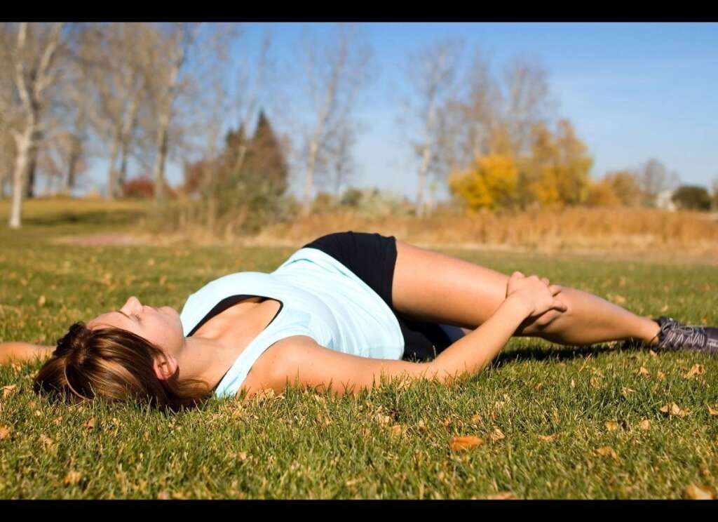 Grand fessier - Le grand fessier ou piriformis est muscle qui traverse l'entrejambe. Il peut provoquer des douleurs dans le dos et dans les jambes. Pour l'étirer, allongez vous sur le dos et passez une jambe par dessus l'autre. Ramenez-la doucement vers votre poitrine jusqu'à ce que vous sentiez une tension entre vos jambes. Tenez 30 secondes. Relâchez. Répétez l'opération trois fois.