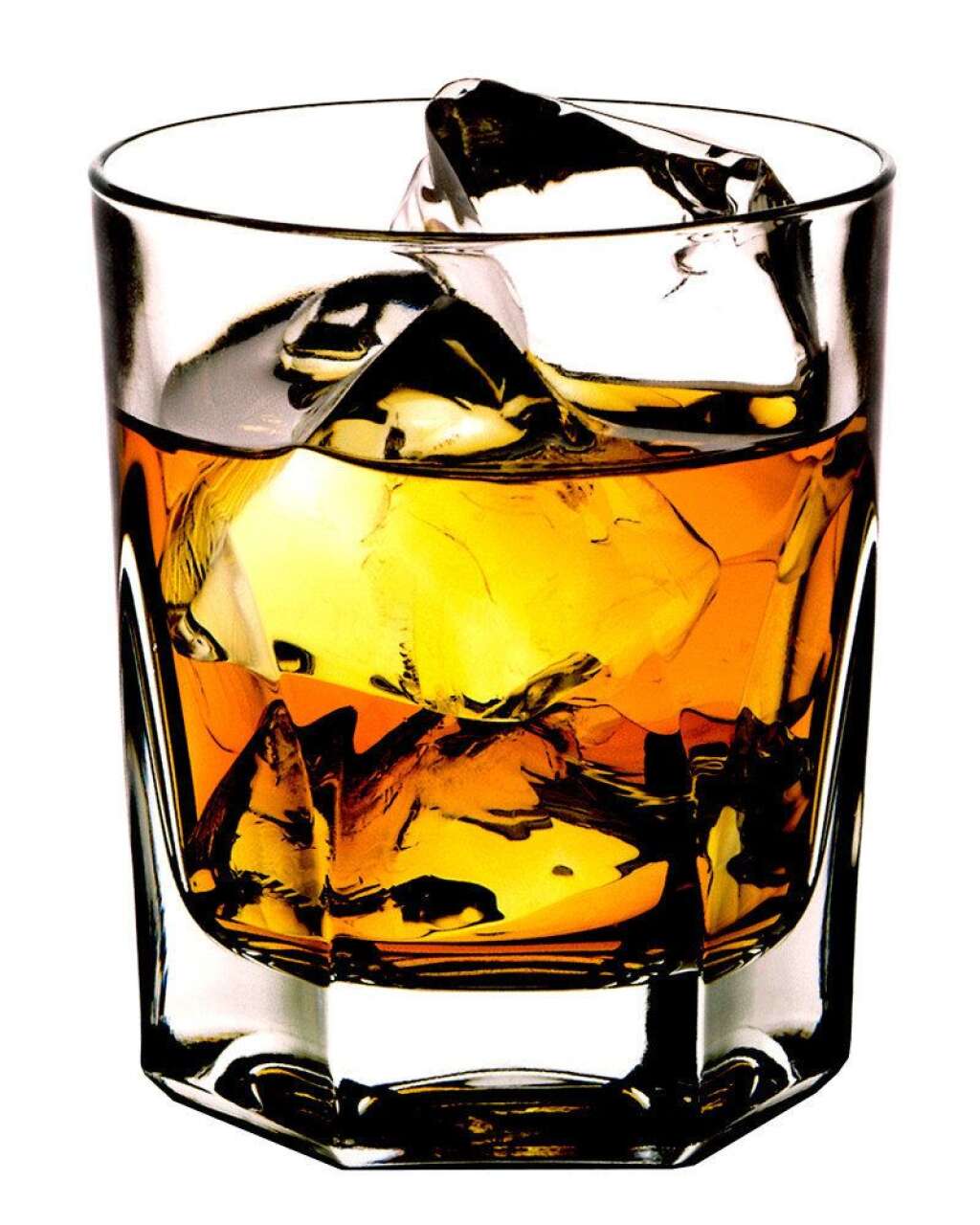1. Scotch: 55 calories - Les alcools secs, sans ajouts d'ingrédients tels que le sucre ou sans mélange, peuvent se révéler très légers en petite quantité. Ainsi, un verre de scotch ou de whisky de 25ml ne contient en moyenne que 55 calories.